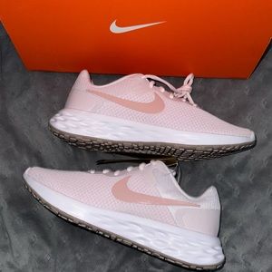WMNS Nike Revolution 6 NN